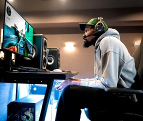 壹号娱乐-瑞士队观众热烈欢呼！，杜兰特迎来七赛季出色发挥赛场气氛高涨(杜兰特勇不出界是哪场)