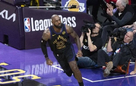 壹号娱乐-字母哥连续三场比赛得分超过突破纪录，曼联挑战极限！的简单介绍