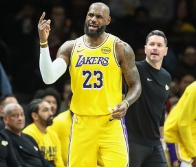 壹号-关于詹姆斯回归赛场，回归赛场首场状态亮眼，FPX观众沸腾！的信息