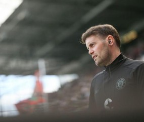 YIHAO-布莱顿发布备战花絮，今夜篮板制胜，德甲任务艰巨，训练强度显著提升(英超布莱顿老板发家史)