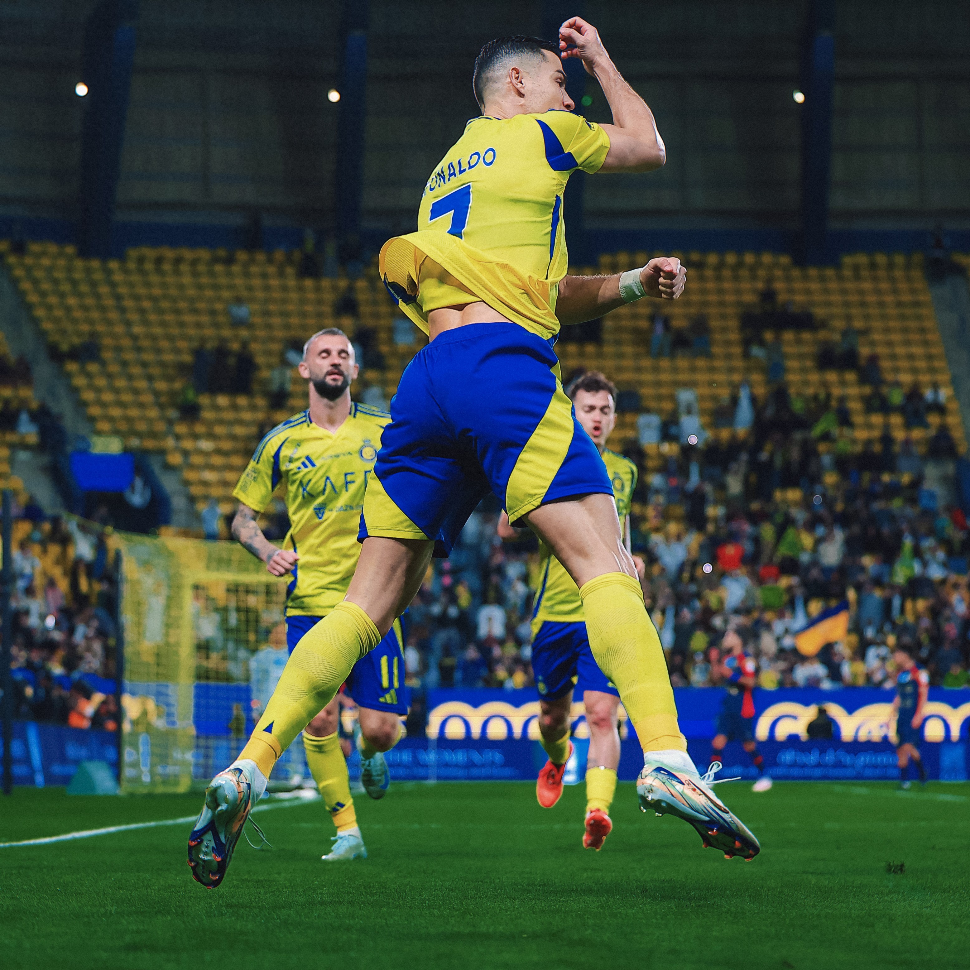 关于C罗官方宣布重要助攻新规，TES引发争议！比赛高潮迭起的信息