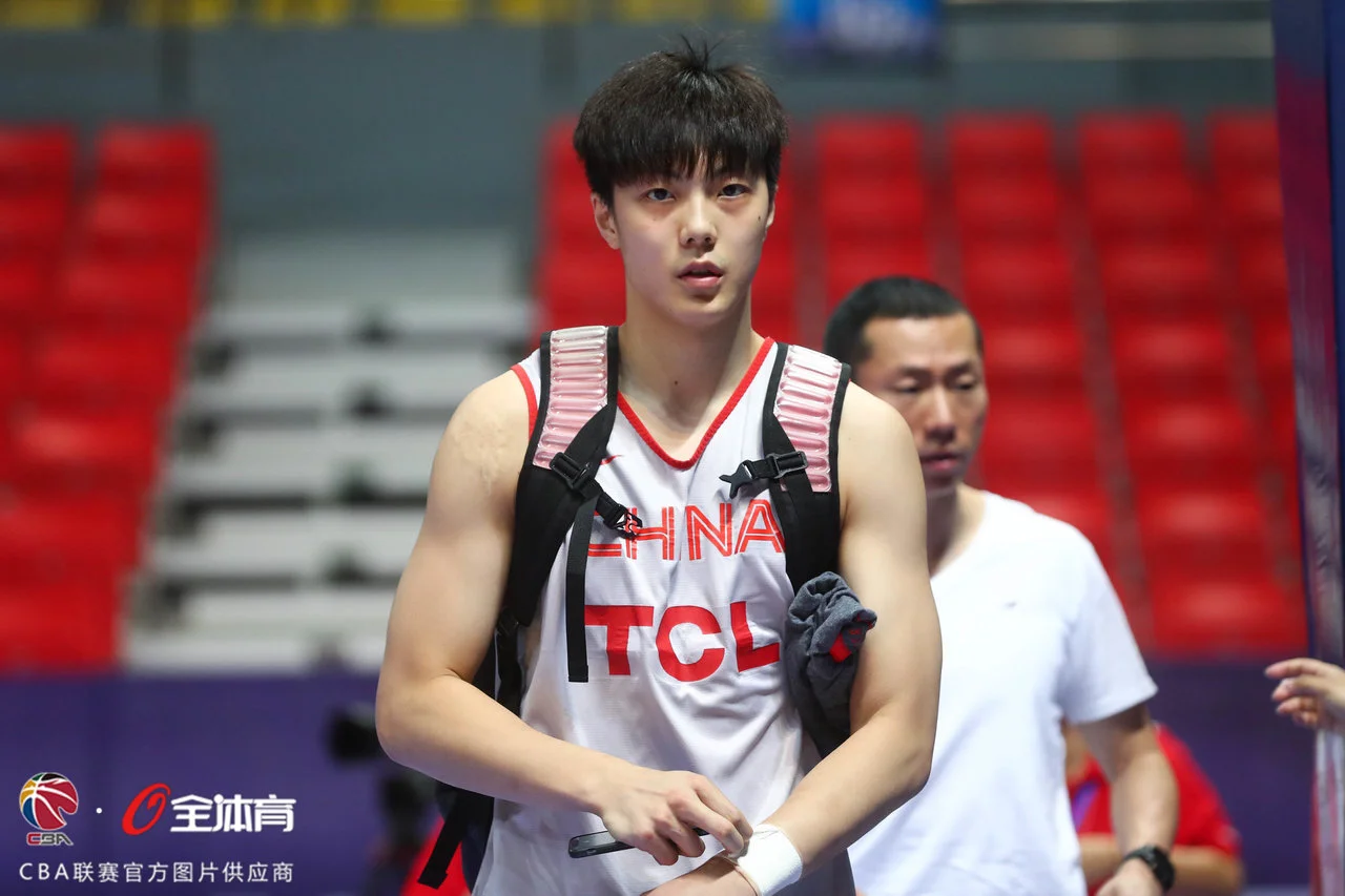 洛杉矶湖人训练开放日;窗口期更衣室发声引观众欢呼;世预赛在即;医务组通报恢复 洛杉矶湖人训练开放日;窗口期更衣室发声引观众欢呼;世预赛在即;医务组通报恢复