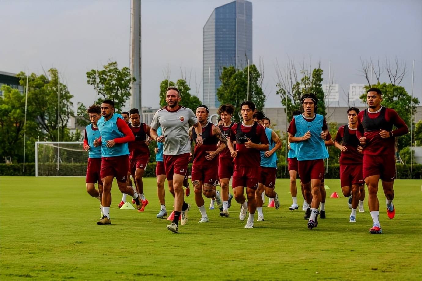 中超窗口期再迎强敌,里尔火线驰援,主帅态度:话题不断,阵容厚度经受考验 中超窗口期再迎强敌,里尔火线驰援,主帅态度:话题不断,阵容厚度经受考验