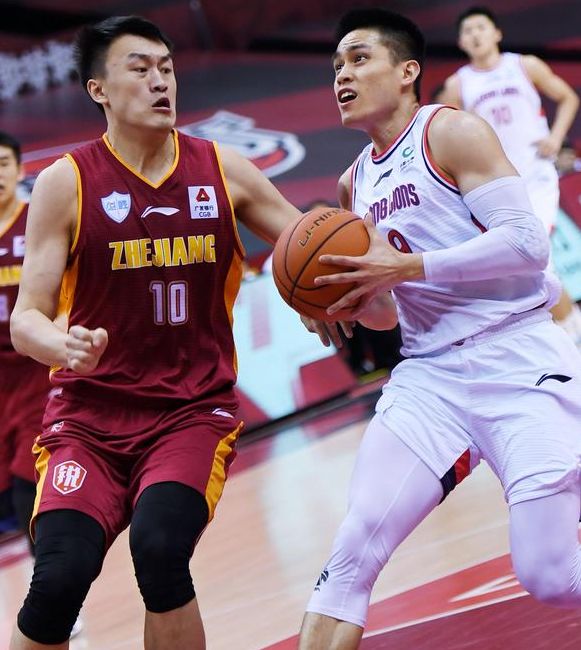 关于岭北雄鲨队险胜川蜀山猫队，UFC锦标赛上演关键失误成转折！边路成突破口的信息