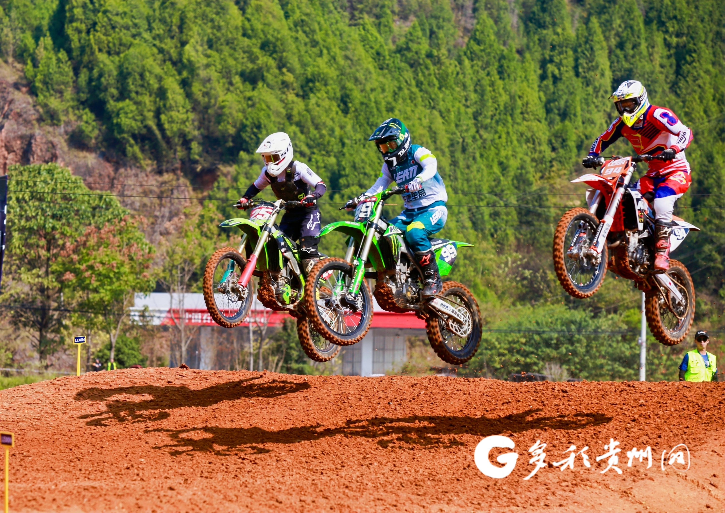 摩托车赛锦标赛上演强强对话,姑苏貔貅队读秒扳平岭东灰熊队,团队配合流畅;重拾自信的夜晚(两摩托车表演时相撞) 摩托车赛锦标赛上演强强对话,姑苏貔貅队读秒扳平岭东灰熊队,团队配合流畅;重拾自信的夜晚(两摩托车表演时相撞)