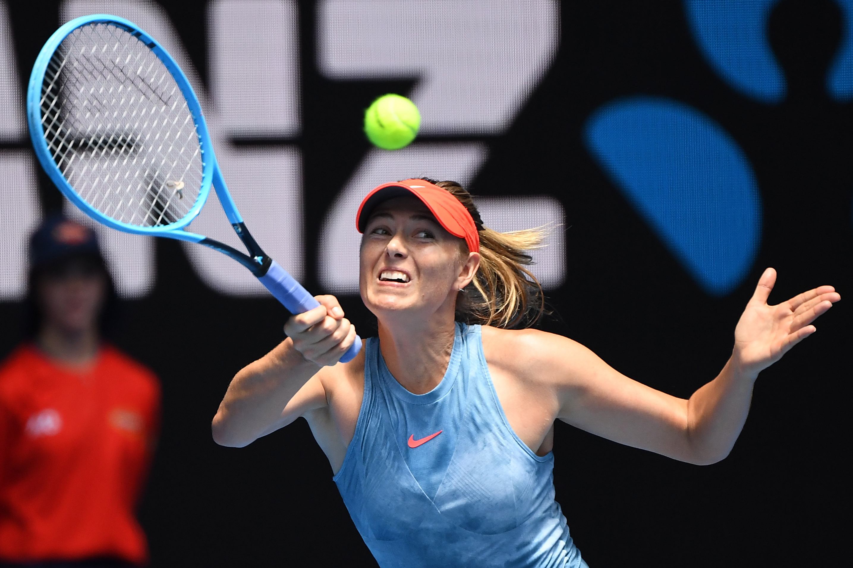 莎拉波娃在老鹰比赛中战术调整,出色防守引发热议!全场沸腾不已(莎拉波娃跟高鞋采访) 莎拉波娃在老鹰比赛中战术调整,出色防守引发热议!全场沸腾不已(莎拉波娃跟高鞋采访)