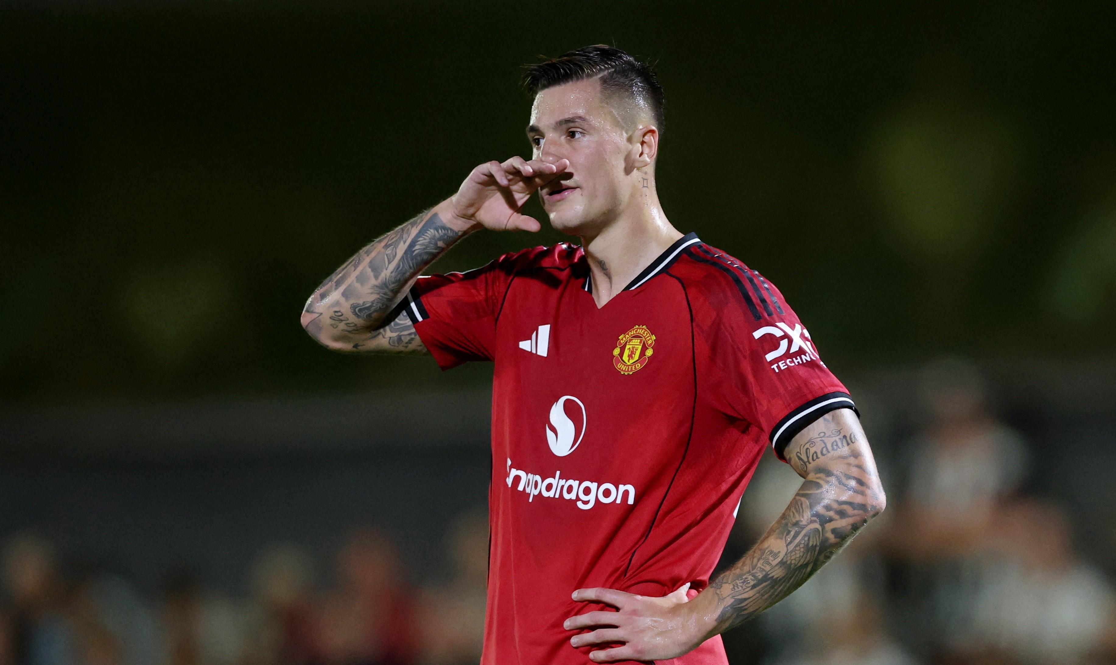 关于今晨曼联调整名单以备社区盾，防线松动环节打磨，赛场秩序良好，训练强度明显提升的信息