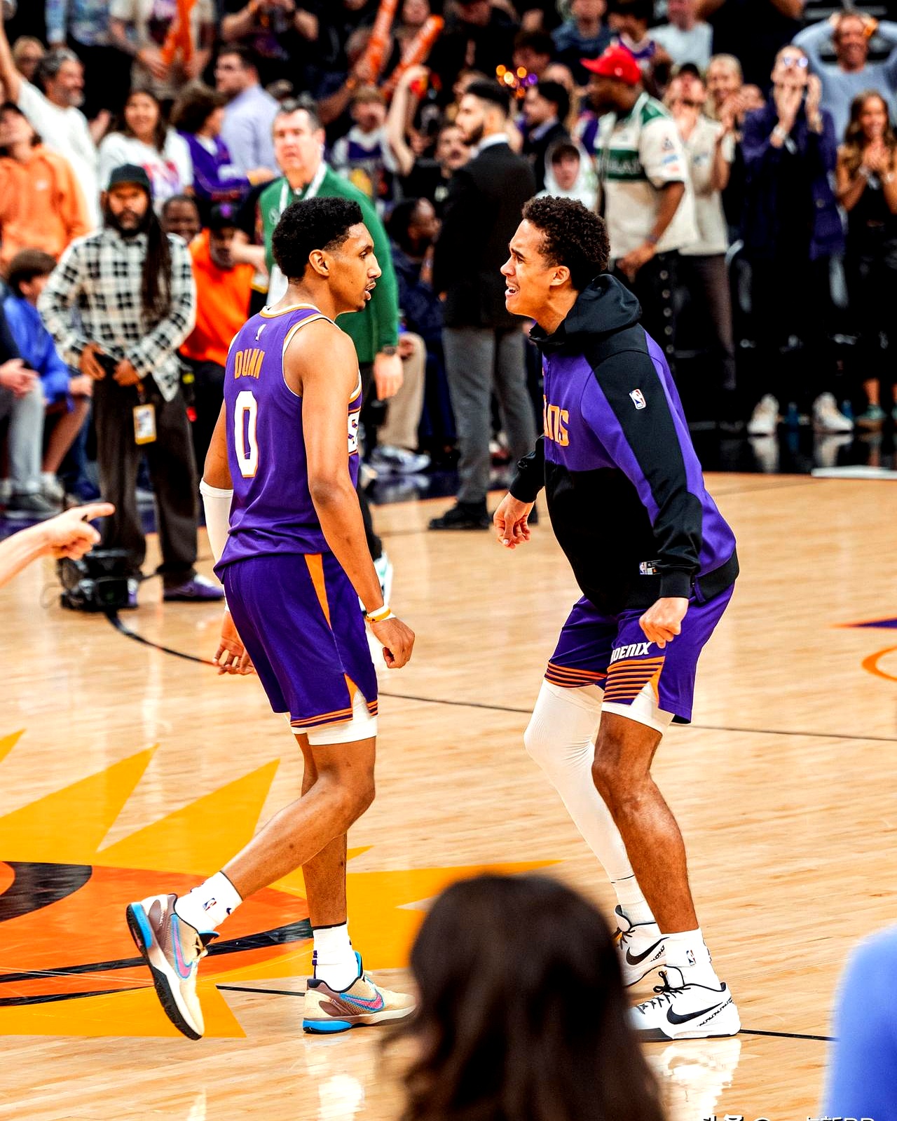 菲尼克斯太阳发布备战花絮,关键时刻回应争议,国王杯任务艰巨,更衣室氛围转暖 菲尼克斯太阳发布备战花絮,关键时刻回应争议,国王杯任务艰巨,更衣室氛围转暖